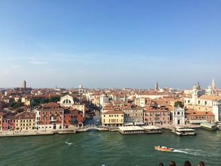 Vista de la ciudad de Venecia desde la cubierta de un crucero