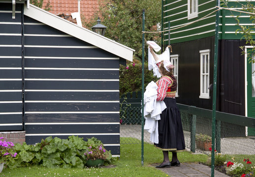 Oudere inwoonster van Marken doet de was