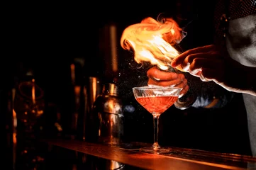 Fotobehang Barmans handen maken een frisse cocktail met een rokerige noot © fesenko