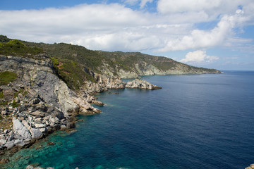 Fototapeta na wymiar Скалистый берег с пляжами на острове Скиатос в Греции
