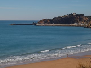 Alagrve Kueste mit Meer und Strand in Albufeira