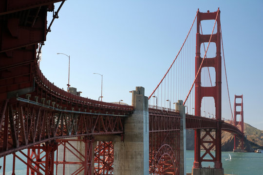 Golden Gate Bridge aus einer ungewöhnlichen Persketive vo einem der Fundamente aus fotografiert .Where: San Francisco, USA.When: 09.07.2016.