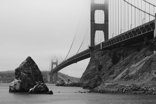Blick von der Nordostseite auf die Golden Gate bei Hochnebel, s/w schwarz weiss.Where: San Francisco, USA.When: 06.07.2014.