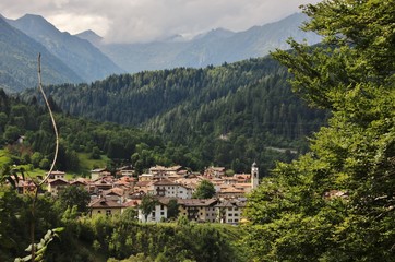 Fototapeta na wymiar Veduta di Bondo, Sella Giudicarie. Val Rendena, Trentino Alto Adige. Italia