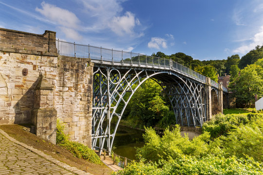 The Iron Bridge over the River Severn, Ironbridge Gorge, Shropshire, England.