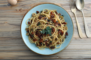 pasta tipica della sicilia pomodori secchi olive capperi e pane grattugiato