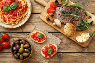 composizione su tavolo rustico di cibo tradizionale Italiano