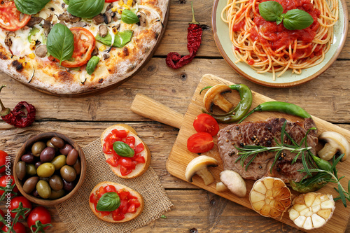 "composizione su tavolo rustico di cibo tradizionale ...