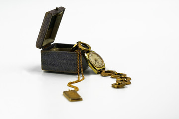 Schmuck-Etui mit goldener Armbanduhr und Goldkette