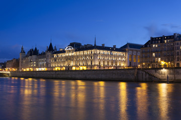 Fototapeta na wymiar Seine River and conciergerie, Paris, France