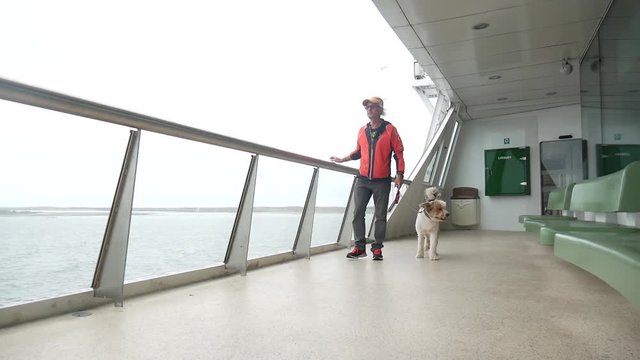 Passeggero con il cane sul traghetto