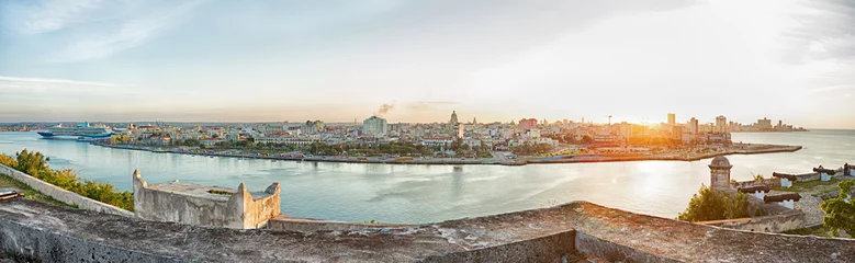 Foto op Plexiglas anti-reflex Panoramisch landschap van Havana in het zonsonderganglicht © VaLDIVIA