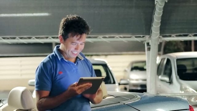 Travel man standing near cabriolet car using mobile application navigator