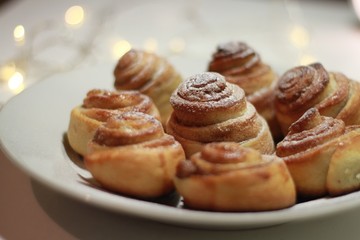rolls with cinnamon in sugar powder with a garland
