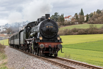 Historische Eisenbahn auf freier Strecke