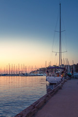 Obraz premium Segelboot in der Abendsonne