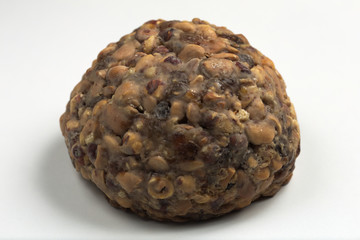 Pangiallo, dolce tradizionale italiano di natale, a base di nocciole, frutta secca e miele. 