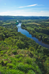 vue sur la riviere dordogne au pied de la colline de domme village en france