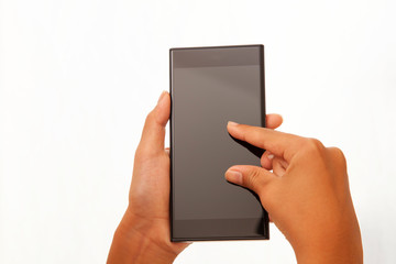 スマートフォンを操作する女性の手