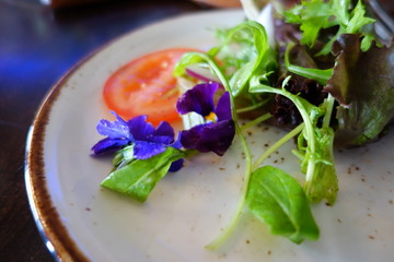 ハーブと花のサラダ