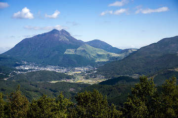 由布岳と由布市街地の遠景