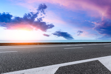 Fototapeta premium empty asphalt highway and blue sea nature landscape at sunset