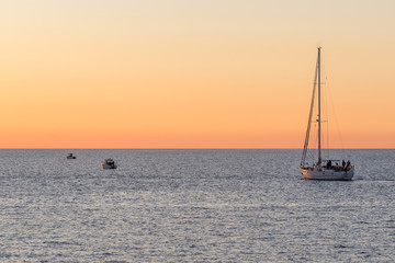 Fototapeta premium Segelschiff segelt in den Sonnenuntergang