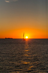Fototapeta na wymiar Segelschiff segelt in den Sonnenuntergang