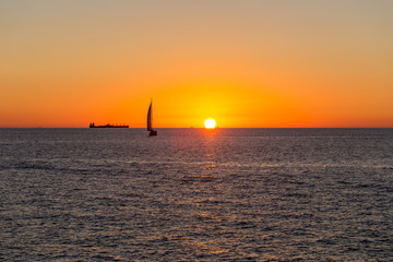 Fototapeta na wymiar Segelschiff segelt in den Sonnenuntergang