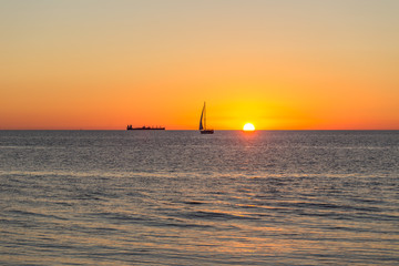 Segelschiff segelt in den Sonnenuntergang