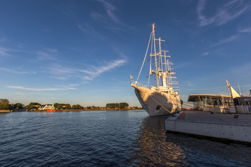 Fototapeta premium Kreuzfahrtschiff im Hafen von Warnemünde