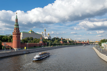 Obraz premium View of Moskva river and Moscow Kremlin, famous touristic place