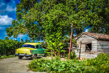 HDR - Gelber amerikanischer Chevrolet Oldtimer parkt im Landesinneren von Villa Clara in Cuba - Serie Cuba Reportage