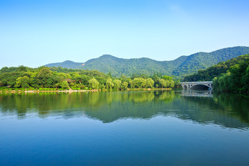 Fototapeta na wymiar beautiful lake and mountain natural scenery in hangzhou