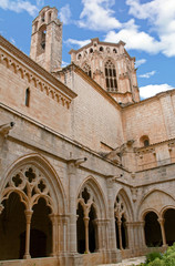 Fototapeta na wymiar Poblet. Cour intérieure du cloître de l'abbaye Santa Maria . Catalogne, Espagne