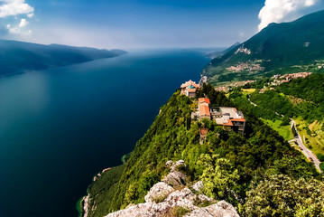 Blick &uuml;ber das Monte Castello zum Gardasee