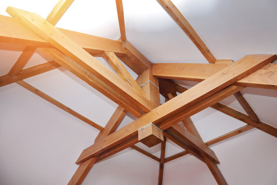 int&eacute;rieur maison toit pentu charpente poutre en bois