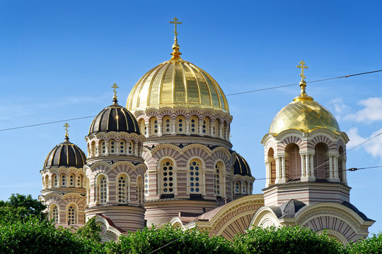 Kuppeln der Kathedrale der Russisch-Orthodoxen Kirche in Riga, Lettland