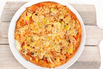 Pizza mit Peperoni und Zwiebeln