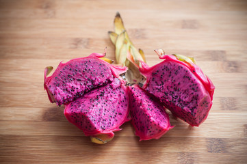 pitaya fruit du dragon originaire du mexique sur planche à découper en bambou