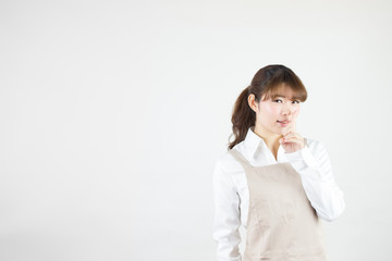 エプロン姿の女性・白バック
