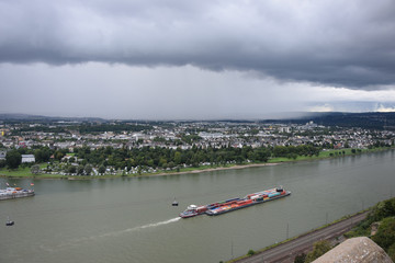 Schiff auf dem Rhein bei Koblenz