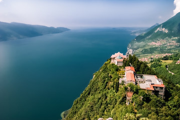 Fototapeta na wymiar Gardasee, recht im Bild Monte Castello