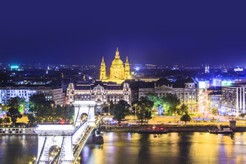 Obraz premium Piękny widok na Bazylikę Świętego Istvana i most łańcuchowy Szechenyi na Dunaju w Budapeszcie na Węgrzech