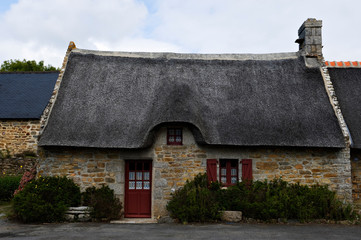 Fototapeta na wymiar Thatched roof house in the Village of Kerascoet (Kérascoët), Brittany (Bretagne), France
