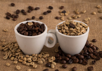 zwei Mokkatässchen mit verschiedenen Kaffeebohnen