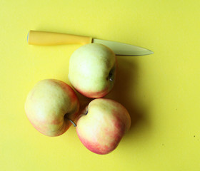 Äpfel am Brett