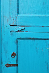 meuble de coin ancien en bois patiné en bleu 