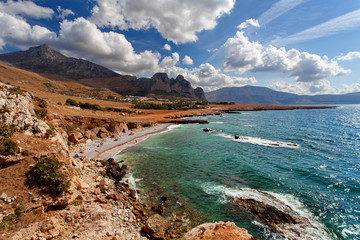 Fototapeta premium Prowincja Trapani, Sycylia, Włochy - widok na zatokę i plażę z wybrzeża między San Vito lo Capo i Scopello