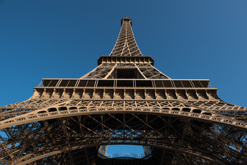 Eiffelturm in Paris aus der Froschperspektive